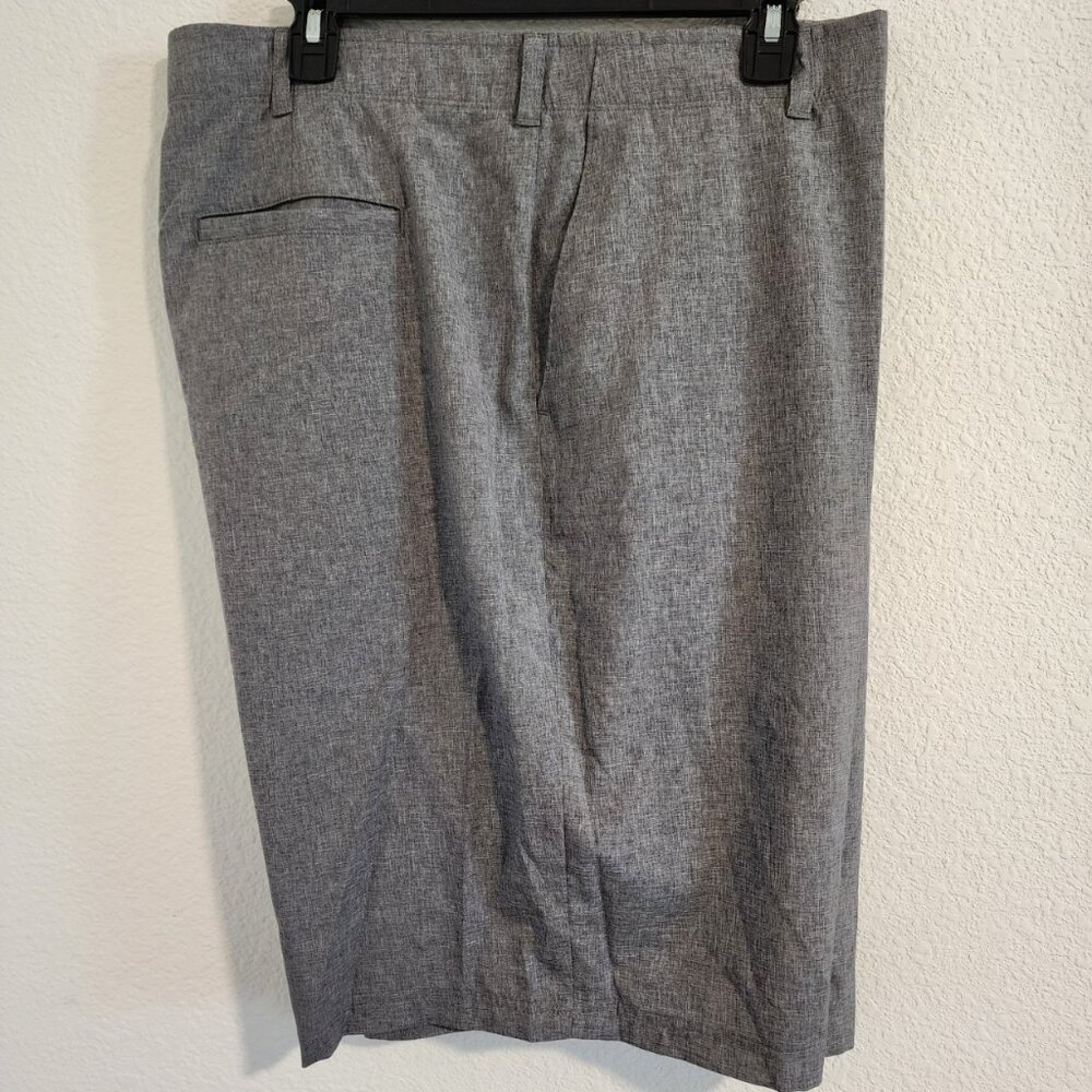 Ben Hogan Men's Grey shorts approx size 44. ITEM 0914243MS